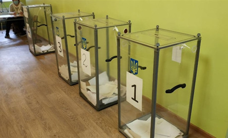 Скільки депутатів і від яких політичних партій пройшли до Сватівської районної ради