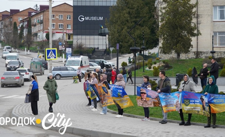 Голос тих, хто чекає: фоторепортаж із суботньої акції на центральній площі Городка