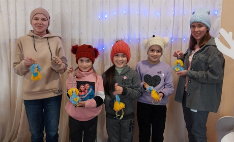 Пекли пиріжки та робили обереги. На Глухівщині діти та дорослі зібрали посилки для воїнів ЗСУ