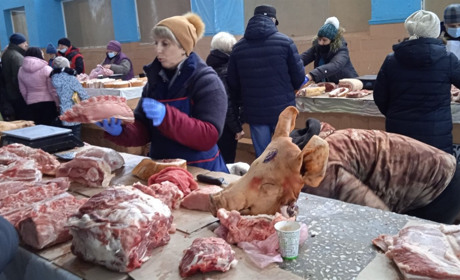 «Де ж свинина дешева візьметься, якщо поросят нема?» Репортаж з недільного базару