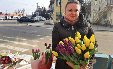 Купити море тюльпанів: у Біляївці запрацював квітковий ринок до 8 березня. Що пропонують, які ціни