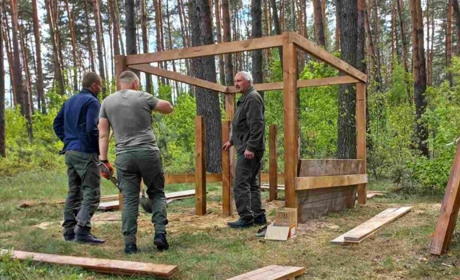 Славутські лісівники облаштовують місця для відпочинку та «спілкування» з природою
