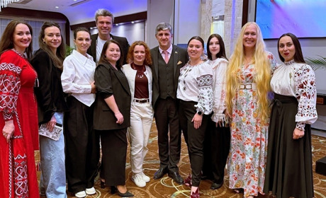 Відлуння барв України: у Дубаї презентували картини українських художниць