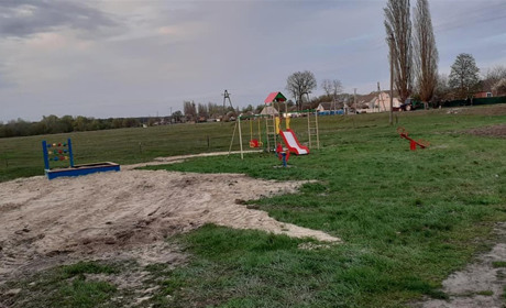 У Великій Каратулі облаштували новий дитячий майданчик