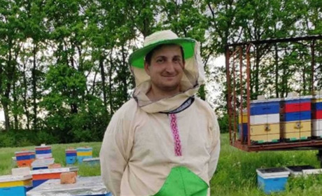 Як і чому дипломований дипломат і політолог з Любашівки Денис Поп став бджолярем