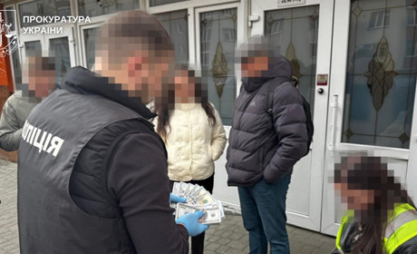 Жительку Хмельниччини затримали за переправлення ухилянтів та вирощування конопель
