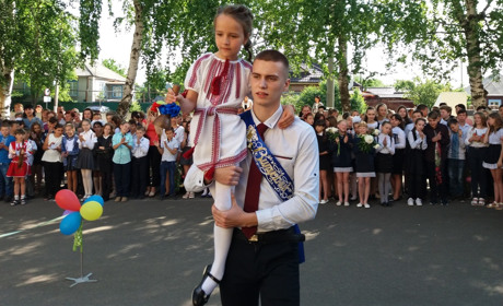 Як на Сватівщині проходив останній дзвоник: Підбірка публікацій з Facebook