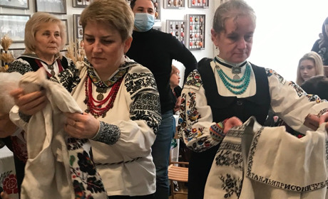 Сотні сокальських вишитих сорочок – у колекції мешканки Нововолинська Марії Доліновської
