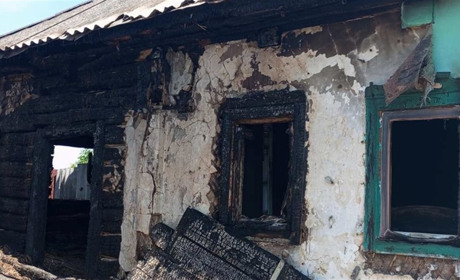 Вогонь знищив дім і все майно родини з Глухівщини. Люди лишилися просто неба й потребують допомоги