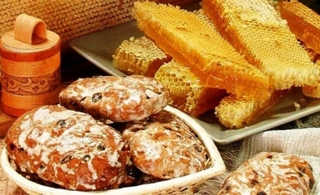 5 рецептів із медом: пряники «Язики», медівник, курка, салат та медове масло