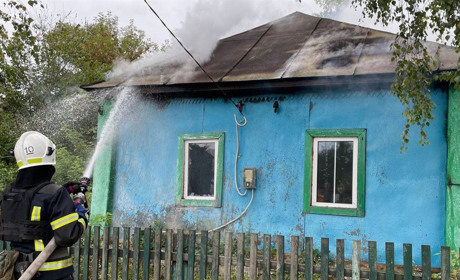 У селі Перемога неподалік Глухова горів житловий будинок (фото)