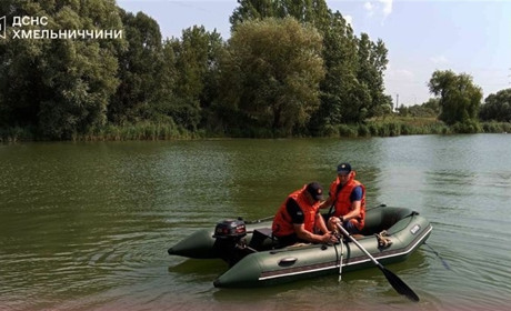 У Нетішині надзвичайники дістали з річки тіло чоловіка