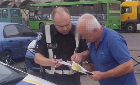 Притягнули до відповідальності водія маршрутки, який порушив правила проїзду залізничних переїздів