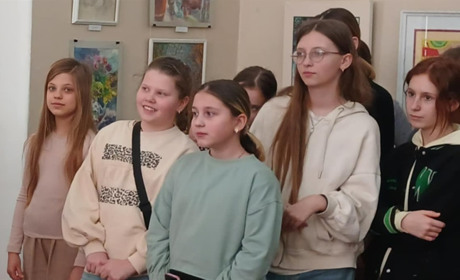 Школа мистецтв у Первомайську відроджує весняну традицію виставок: «Жіночий погляд на красу»