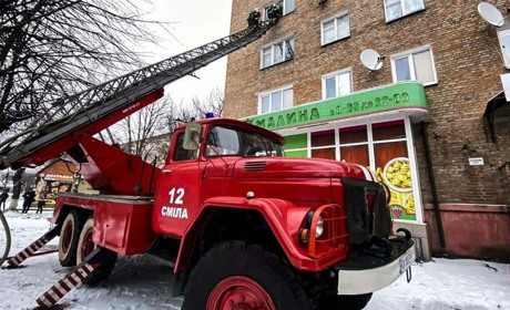 Рятувальники ліквідували пожежу в п’ятиповерхівці в центрі Сміли: врятували хом’яків і кішку Мілку
