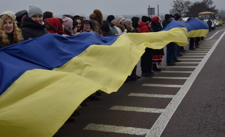 На кордоні Житомирщини та Рівненщини утворили "ланцюг єднання" та розгорнули державний прапор
