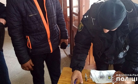 Бойову гранату та набої здали у поліцію мешканці Волноваського району