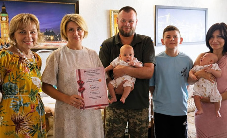 У Жмеринці привітали родину захисника з народженням близнят