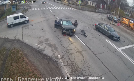 У Звягелі показали відео автотрощі на перехресті, яку зафіксувала камера системи "Безпечне місто"