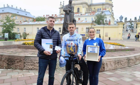 Українець проїхав 3500 км слідами святого Якоба, щоб зібрати гроші для протезування солдат