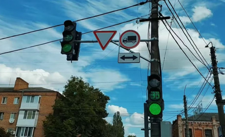 Світлофорів багато не буває: в Умані встановлюють нові пристрої регулювання руху. Скільки це коштує