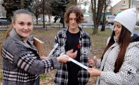 В Краснограді водій ледь не збив дитину, яку не було видно на дорозі: як у місті “засвічують” молодь
