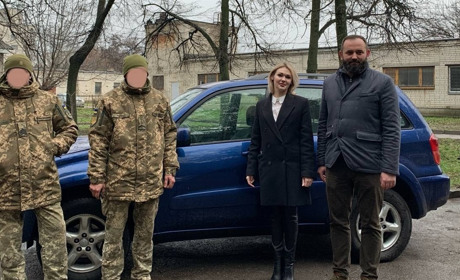 Допомога військовим: зі Сміли українським захисникам передали черговий автомобіль