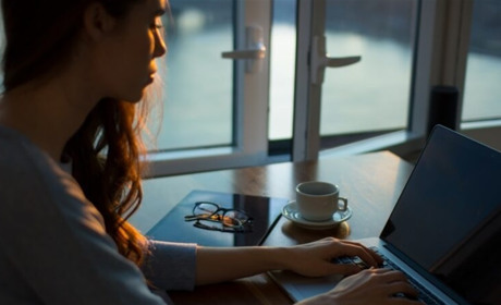 Переходила за посиланнями і переглядала відео: жителька Звягельщини втратила понад 94 тис. грн