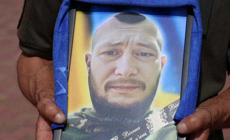 Зі сльозами на очах: южноукраїнці попрощалися з загиблим воїном Владиславом Закревським