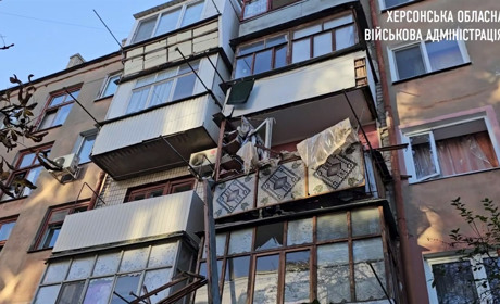 Окупанти на Херсонщині поцілили у музей, аптеку, житлові будинки та приватні автівки