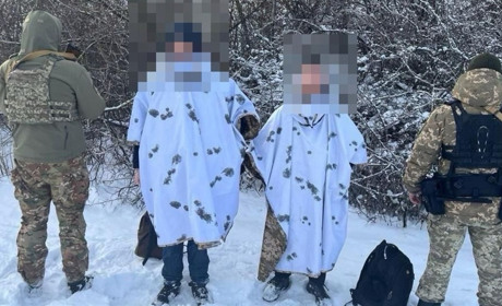 У маскхалатах двоє чоловіків хотіли незаконно перетнути кордон в Одеській області. Їх затримали