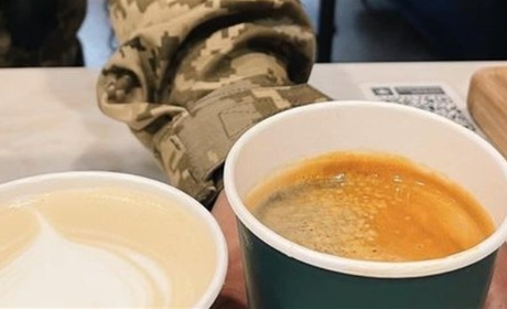 На Корюківщині безплатною кавою пригощають українських військових у сільському кафе в Сахутівці