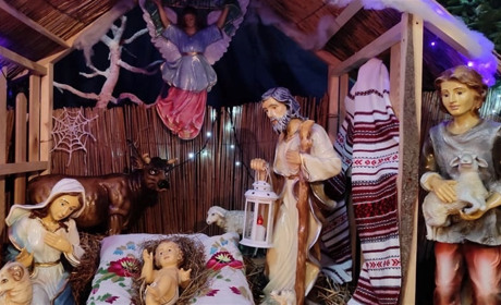 У костелі віншували Різдво Христове: святкові служби, вертепи і прикраси в українському стилі