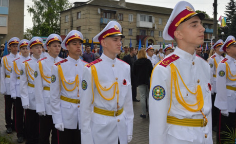 У Сватовому пройшов обласний мітинг-реквієм до Дня пам’яті та примирення: фоторепортаж