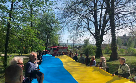 Сади єднання і перемоги висаджують у громадах Буковини: як це було в Лужанах