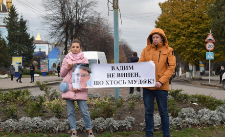 Чому у Новограді 50 активістів з плакатами прийшли до поліції і у центр міста