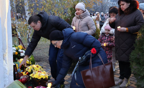 Свічками, квітами та молитвами южноукраїнці вшанували пам'ять загиблих від Голодомору