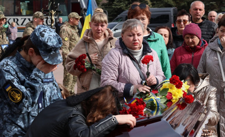 Южноукраїнська громада попрощалася з полеглим захисником Сергієм Силіщенком