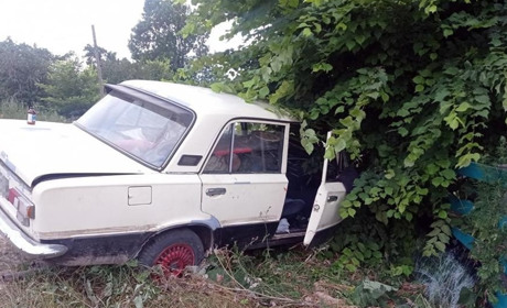 Не втримав автівку на автошляху та зіткнувся з деревом: на Новоград-Волинщині трапилася ДТП