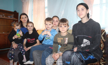 «Гради» на городі та далека дорога з Лиману. Історія багатодітної сім’ї, яка втекла із пекла