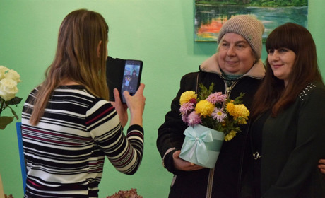 Художниця і поетеса Людмила Мельник презентувала власну виставку в музеї Жмеринки