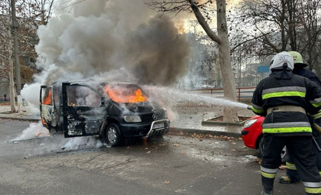 В Ізмаїлі просто серед білого дня загорівся автомобіль