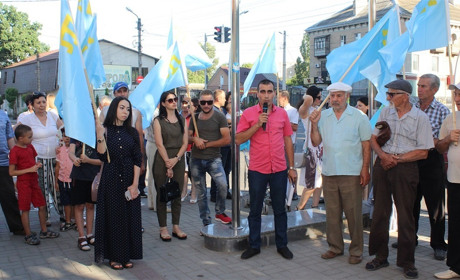 У «Фороса», в 18 часов: День национального флага крымские татары отметили с друзьями-украинцами