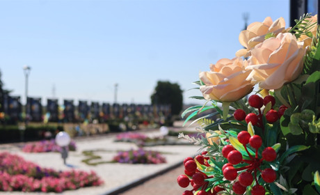 Молитва і квіти: вшанування загиблих захисників у День незалежності на Алеї пам’яті