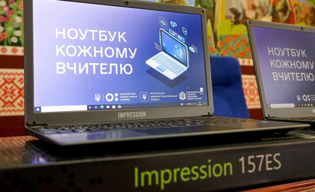 Губернатор та нардеп передали звягельським вчителям ноутбуки для роботи