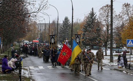Війна забирає кращих… У Нетішині провели в останню путь танкіста Юрія Станіславчука