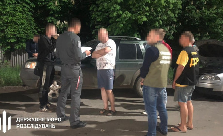 У Сватовому на хабарі у 1500 доларів затримали військового комісара: подробиці