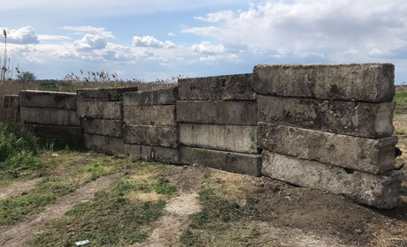 Перегородили блоками в’їзд до каналу: що ж відбулося, пояснення біляївської інспекції з благоустрою