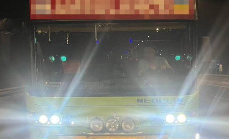 На Житомирщині в міжнародному рейсовому автобусі патрульні виявили зниклу 17-річну дівчину