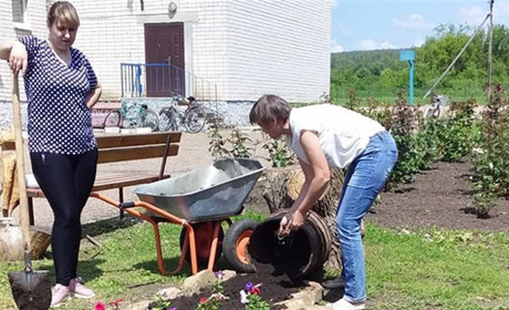 Деминоолександрівські вчителі займаються дизайном та благоустроєм етнічного майданчика